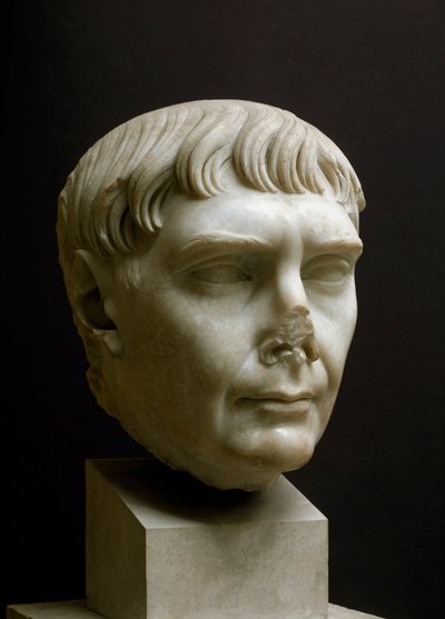 Arte Romana: museu "cabeça de mármore do imperador Trajano (Marcus Ulpius Traianus) (53-117 d.C.)" de Ostia, Itália - Retrato do imperador Trajano (Marcus Ulpius Traianus) (53-117 d.C.) - escultura em mármore romano, era imperial, século II d.C. - Museu Ar de Roman