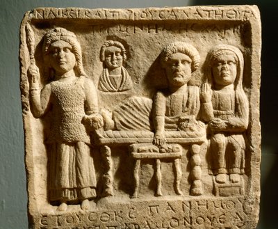 Bas-relevo romano que representa uma festa funerária da antiga cidade de Trimontium, hoje Plovdiv, Bulgária de Roman