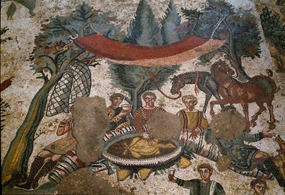 Arte romana: detalhe do mosaico "A pequena parte da caça" Caçadores descansam e almoçam em uma floresta. 315-350 D.C. Piazza Armerina, Villa Romana del Casale de Roman