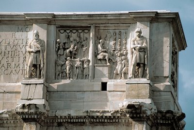 Arte romana: baixo relevo de mármore representando a distribuição de subsídios ao povo (esquerda) e a rendição de um líder bárbaro (direita). 312-315 AD. Arco de Constantino, Roma de Roman