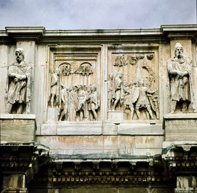 Arte romana: baixo relevo de mármore representando a distribuição de subsídios ao povo (esquerda) e a rendição de um líder bárbaro (direita). 312-315 AD. Arco de Constantino, Roma de Roman