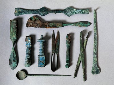 Arte romana: conjunto de instrumentos cirúrgicos da Casa do Cirurgião em Pompéia. Século I AC. Nápoles, Museo Archeologico Nazionale de Roman