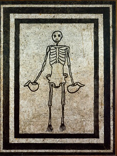 Arte romana: esqueleto com dois jarros. Mosaico do século I. Nápoles, museo nazionale archeologico - Arte romana: esqueleto segurando dois jarros. Mosaico do séc. I de Pompeia. Museu Nacional de Arqueologia, Nápoles, Itália. de Roman