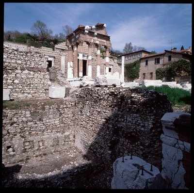 Arte romana: vista do Capitólio, 73 D.C., Brescia, Itália de Roman