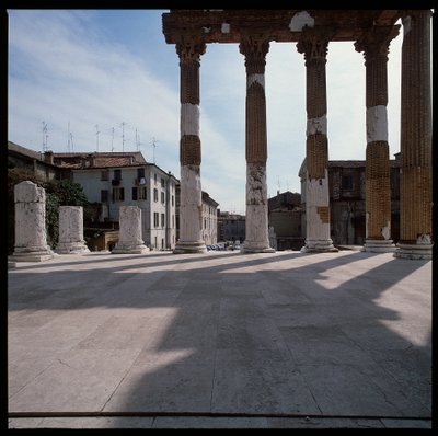 Arte romana: vista do Capitólio, 73 D.C., Brescia Itália de Roman