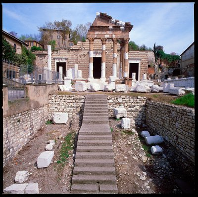 Arte romana: vista do Capitólio, 73 D.C., Brescia Itália de Roman