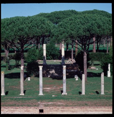 Arte romana: vista das ruínas do Templo de Ceres, sítio arqueológico de Óstia de Roman