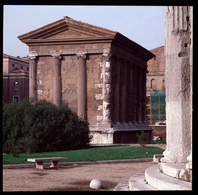 Arte romana: vista das ruínas do Templo de Fortuna Virilis (templo da fortuna humana), sítio arqueológico do Fórum do Boário, 70-80 d.C., Roma, Itália (arte romana: vista do Templo de Fortuna Virilis (Portuna) Roma, Itália) Fotografia de Roman