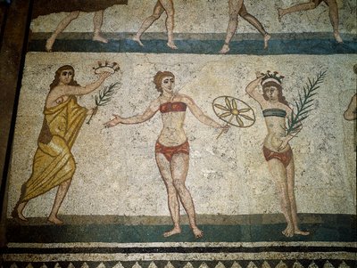 Arte romana: jovens romanos envolvidos em exercícios físicos. Eles usam uma tanga à volta dos rins e um estrofio (antepassado do soutien) no peito. Os ramos de palmeira que seguram são símbolos de vitória. Detalhe do mosaico 315-350 AD. Piazza Armerina, Vi de Roman