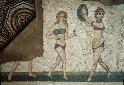 Arte romana: jovens romanos envolvidos em exercícios físicos. Eles usam uma tanga à volta dos rins e um estrofio (antepassado do soutien) no peito. Detalhe do mosaico 315-350 AD. Piazza Armerina, Villa Romana del Casale de Roman