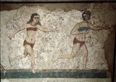 Arte romana: jovens romanos envolvidos em exercícios físicos. Eles usam uma tanga à volta dos rins e um estrofio (antepassado do soutien) no peito. Detalhe do mosaico 315-350 AD. Piazza Armerina, Villa Romana del Casale de Roman