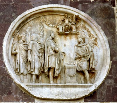 Roundel representando um sacrifício a Hércules, do Arco de Constantino (mármore) de Roman