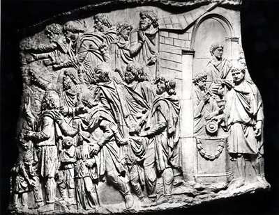 Cena sacrificial, um elenco retirado da Coluna de Trajano, AD 113 (gesso) (foto a p/b) de Roman