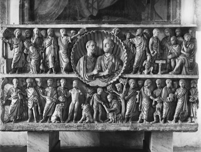 Sarcófago, conhecido como o dos Dois Irmãos, retratando cenas do Antigo e do Novo Testamento, em meados do século IV (mármore) de Roman