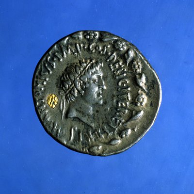 Moeda de prata e ouro com a efígie de Anthony ou Marc Antoine (83 AC - 30 AC), um político romano que reinou com Cleópatra. de Roman