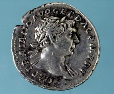 Moeda de prata com a efígie do imperador românico Trajano (53 - 117). Coleção do medagliere de Milão. de Roman