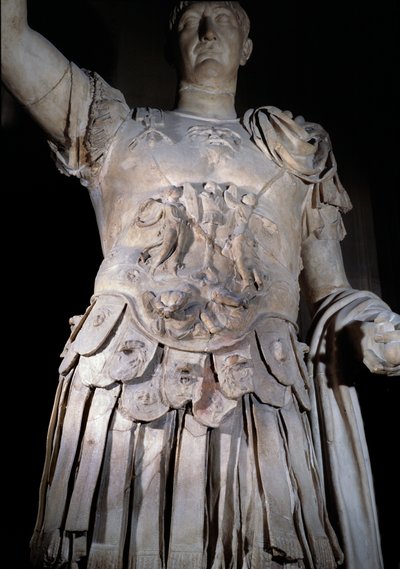 Estátua do Imperador Romano Trajano (Marcus Ulpius Traianus ou Traiano) (53-117 d.C.) de pé, navio de guerra. Detalhe da armadura representando o Imperador Domiciano (Domiziano ou Domiciano) (51-96 d.C.). Por volta de 108 d.C. Sol 2 m Paris, Museu do Louvr de Roman