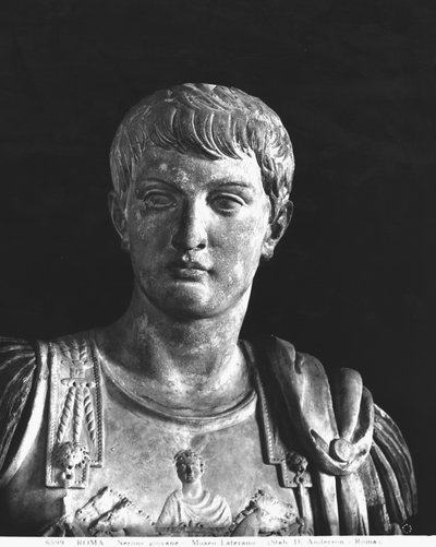 Estátua do jovem Nero (37-68 d.C.) c.54 (mármore) (foto a p/b) (detalhe) de Roman