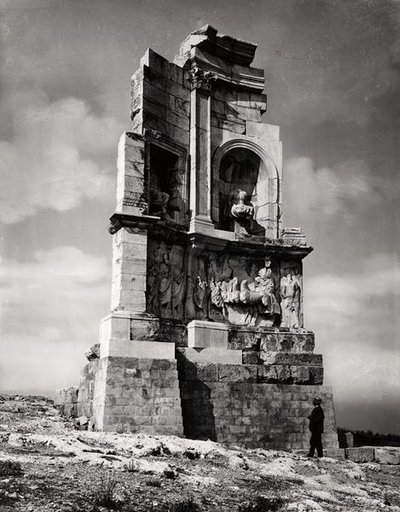 O Monumento de Filopapos (90-115) c.116 (foto a p/b) de Roman