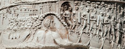 As legiões romanas navegam em Ancona sob a proteção de Netuno Detalhe da coluna de Trajano (Colonna Traiana) em Roma construída durante o reinado do Imperador Trajano (53-117). A coluna de Trajano comemora as campanhas vitoriosas do em de Roman