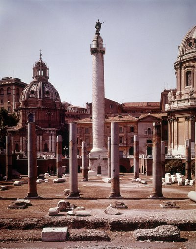 O fórum Trajano e a coluna Trajano (Colonna Traiana) em Roma construída durante o reinado do Imperador Trajano (53-117). A coluna Trajano comemora as campanhas vitoriosas do Imperador em Dacia. de Roman