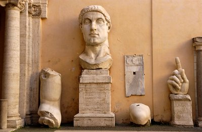 O pátio do Palácio dos Conservadores (Palazzo dei conservatori) no Musei Capitolini (Capitólio): fragmentos da colossal estátua de Constantino datada de 313-324 d.C. (mármore) de Roman