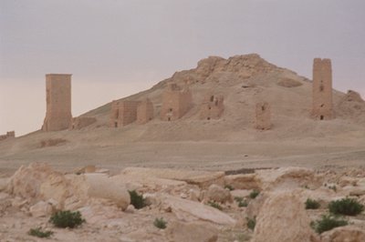 Tumbas da torre, incluindo a tumba da torre de Iamliku construída em 83 dC, o Vale dos Túmulos de Roman