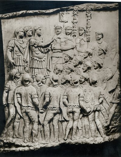Trajano (98-117) Aborda o Exército, um elenco retirado da Coluna dos Trajanos, em 113 dC (gesso) de Roman