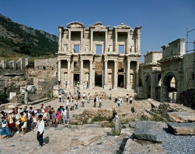 Vista da biblioteca do Celsus, construída em 117. Detalhe do friso de Roman