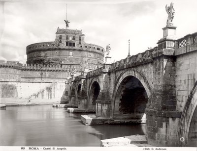 Vista do castelo e da ponte, construída de 135 a 39 dC, vista das margens do Rio Tibre de Roman