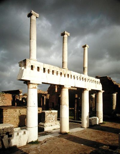 Vista do pórtico do Fórum de Roman
