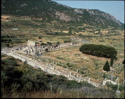 Vista da rua de Curetes em direcção à biblioteca de Celsus. de Roman