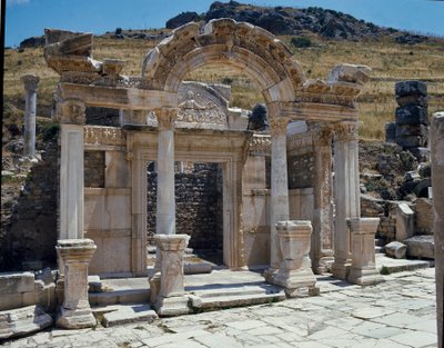 Vista do templo de Adriano, na rua de Curetes. de Roman