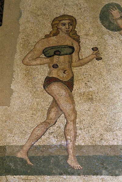 Jovens romanos envolvidos em exercícios físicos. Eles usam uma tanga ao redor dos rins e um estrofio (ancetra do sutiã) no peito. Uma tanga à volta dos rins. Mosaico romano do século III - IV de Villa del Casale, Piazza Armerina (Sicília). de Roman