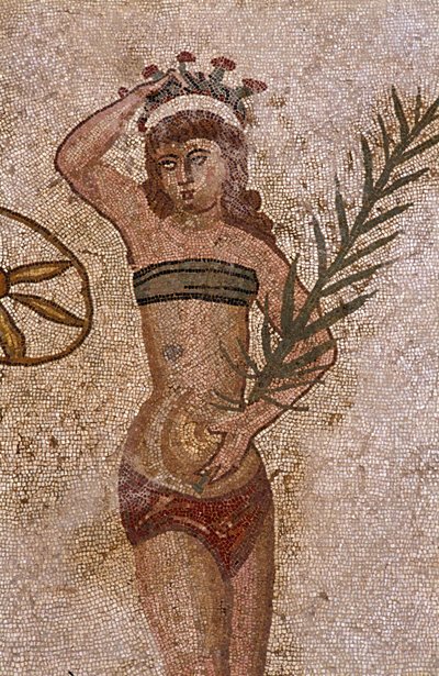 Jovens romanos envolvidos em exercícios físicos. Eles usam uma tanga ao redor dos rins e um estrofio (ancetra do sutiã) no peito. Uma tanga à volta dos rins. O ramo da palma da mão que eles seguram é um símbolo de vitória. Mosaico Romano do século III - IV de Roman
