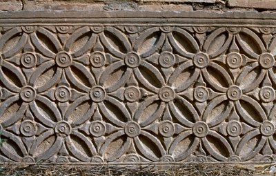 Fragmento arquitectónico com decoração esculpida, Alto Período Imperial (27 aC-395 dC) de Roman Imperial Period