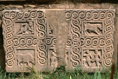 Fragmento arquitectónico com decoração esculpida, Alto Período Imperial (27 aC-395 dC) (ver detalhe 267012) de Roman Imperial Period