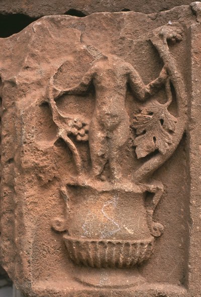 Fragmento arquitectónico com decoração esculpida, Sertius Market, Alto Período Imperial (27 aC-395 dC) (ver também 267025) de Roman Imperial Period
