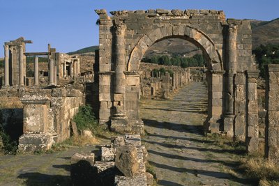 Cartão, arco e templo de Vênus (à esquerda), Alto Período Imperial (27 aC-395 dC) de Roman Imperial Period