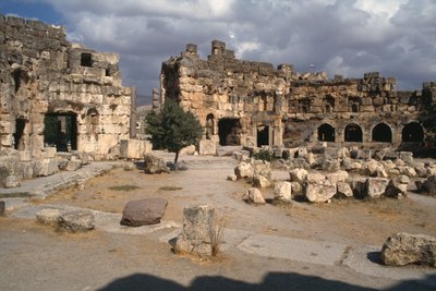 Santuário de Júpiter Heliopolitanus, pátio Hexagonal, Alto Período Imperial (27 aC-395 dC) de Roman Imperial Period
