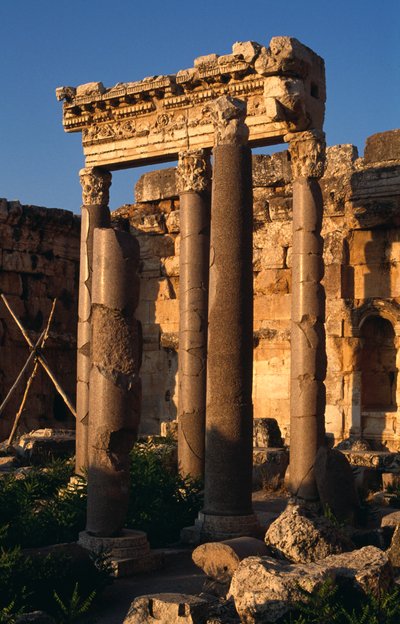 Santuário de Júpiter Heliopolitanus, pórtico no pátio, Alto Período Imperial (27 aC-395 dC) de Roman Imperial Period