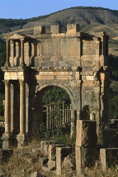 Arco triunfal construído em homenagem ao Imperador Caracalla, Alto Período Imperial (27 aC-395 dC) de Roman Imperial Period