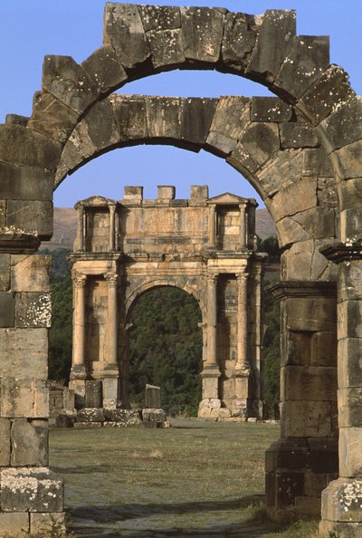 Arco triunfal construído em homenagem ao Imperador Caracalla, Alto Período Imperial (27 aC-395 dC) de Roman Imperial Period