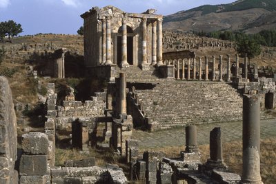 Vista do templo da família Septimiana, Alto Período Imperial (27 aC-395 dC) (ver também 267064 e 267065) de Roman Imperial Period