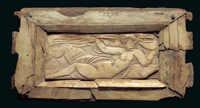 Placa emoldurada com uma figura feminina, do Egipto, do final do século III ao início do IV d.C. (osso) de Roman Period Egyptian