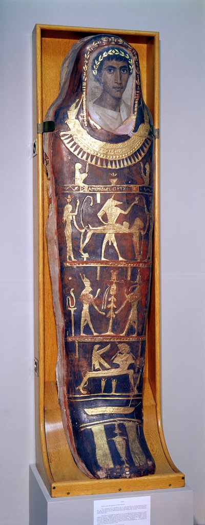 Caso múmia pintada e dourada de Artemidorus com retrato de encáustica ao estilo helenístico, de Hawara (pintado e estuque dourado) (ver também 46817 e 26166) de Roman Period Egyptian