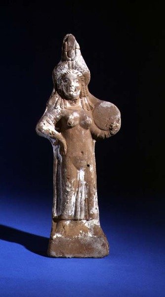 Estatueta da deusa Isis segurando um tímpano (terracota pintada) de Roman Period Egyptian