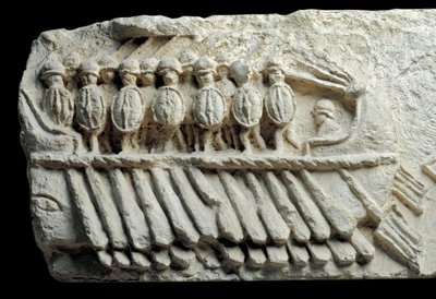 Bireme carregando soldados armados (baixo relevo) de Roman Roman