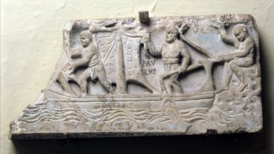 Capa de um sarcófago com uma representação simbólica de um navio chamado Thecla: São Paulo segura o leme e manobra a vela. de Roman Roman