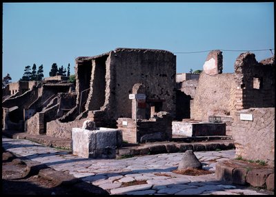 Cruzamento entre o cardo V e o decumano inferior, século V a.C.-1 d.C. de Roman Roman